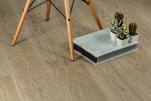 boekcase met plantjes op vloer